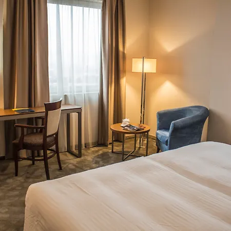 Golden Tulip מלון