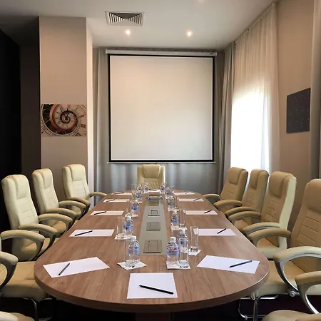 Golden Tulip 4* וארנה