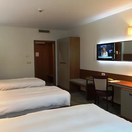 Golden Tulip מלון