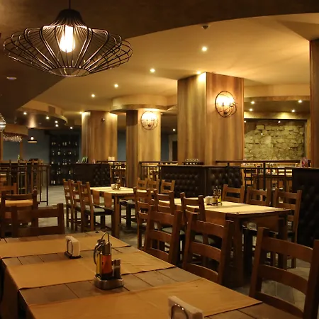 מלון Golden Tulip וארנה