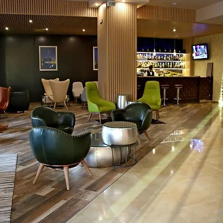 Golden Tulip מלון וארנה
