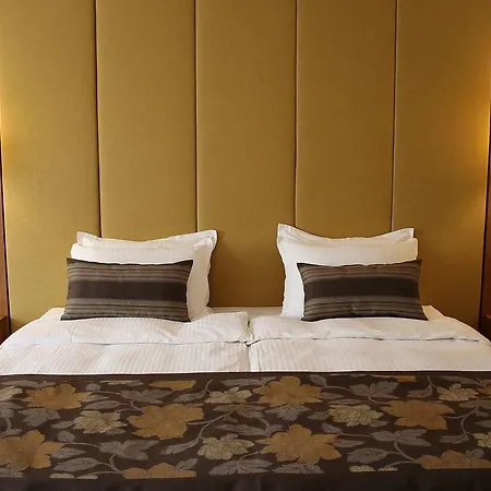 מלון Golden Tulip 4*