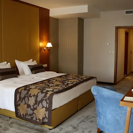 Golden Tulip מלון 4*