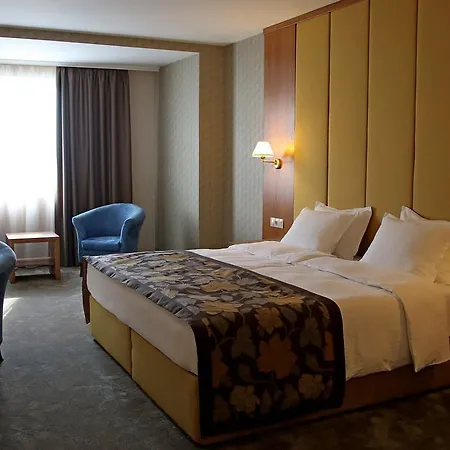 Golden Tulip מלון