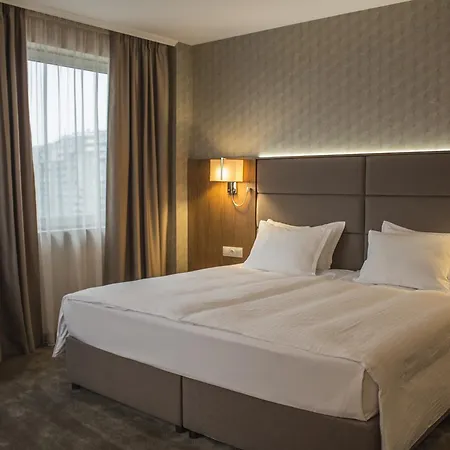 מלון Golden Tulip וארנה